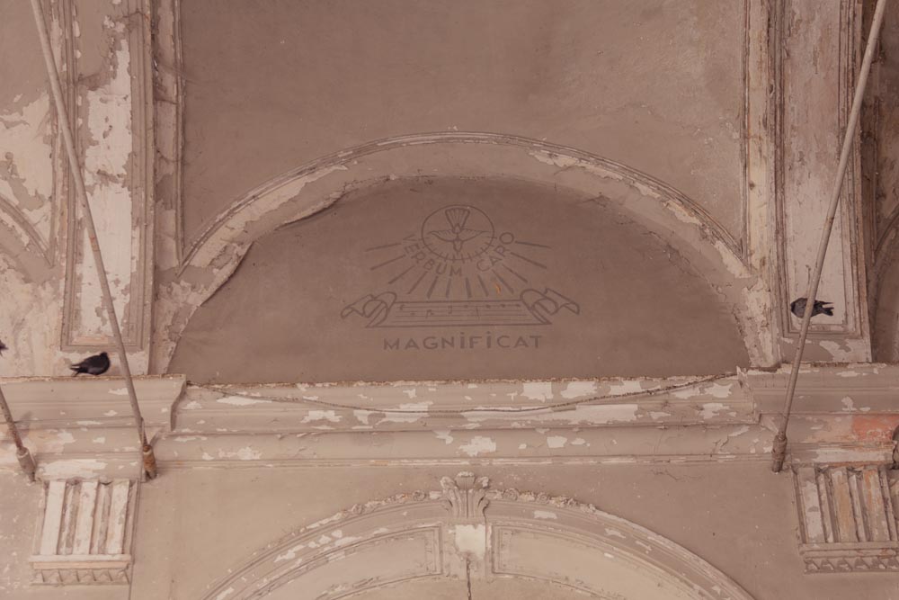detail van binnenzicht op église SV, een leegstaande
            verlaten kerk en bekende urbex locatie